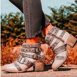 Freebird Slayer boot Size 8  Brand New but without box buckle, cream, tan bootie